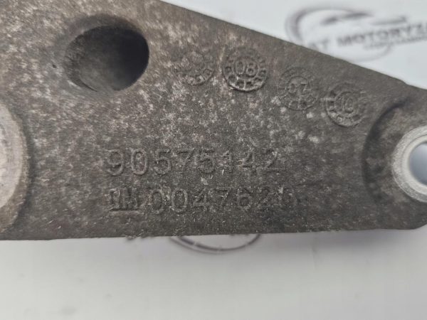 MERIVA 1.4 T A14NEL 120 KM 11r łapa skrzyni biegów 90575142 0047620 - obrazek 3