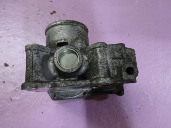 NISSAN MICRA 1.2 12V 98KM HR12 3HA40-01A 77806E8008 PRZEPUSTNICA - obrazek 2