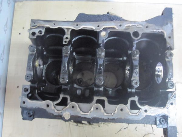 VW GOLF VI 1.6 TDI 13r CAY 105KM 154 TYS KM blok silnika 03L103021AL - obrazek 2